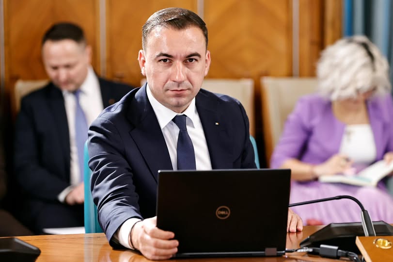 România primește un impuls semnificativ în tranziția către un sistem energetic mai durabil, odată cu aprobarea de către Comisia Europeană a unei scheme de finanțare de 150 milioane de euro, menită să susțină dezvoltarea capacităților de stocare a energiei în baterii