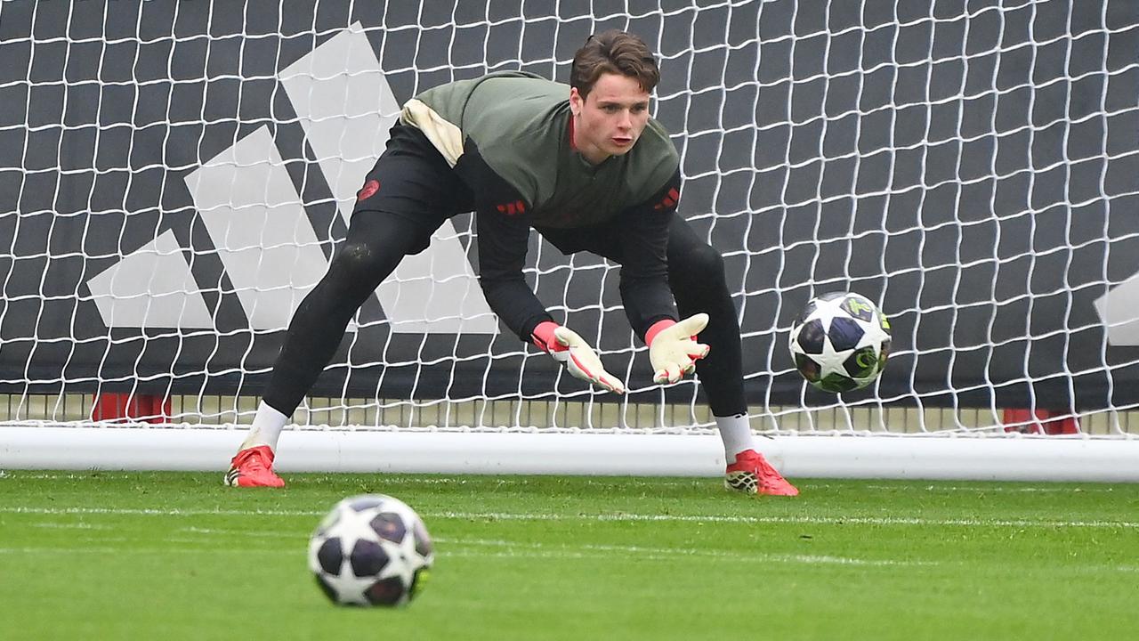 Jonas Urbig aproape de un comeback istoric pentru FC Bayern, în timp ce încă se evaluează starea lui Manuel Neuer În atmosfera tensionată a finalului de preparare pentru returul din Champions League, FC Bayern se află în pragul unui eveniment neașteptat: posibilitatea ca tânărul portar Jonas Urbig să își reia locul în poartă după o accidentare gravă și o convalescență fulminantă