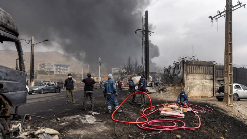 Iran și-a intensificat, joi dimineață, atacurile asupra infrastructurii petroliere și a navelor din Golful Persic, într-un context tensionat în care multiple state din regiune, precum și Statele Unite, continuă să se confrunte cu un val de incidente și schimburi de lovituri