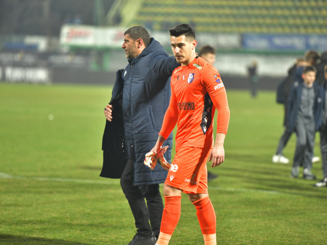 Reacție rapidă din partea federației și a cluburilor după gafă de proporții a goalkeeperului FC Argeș, Căbuz, în meciul contra universitarilor de la U Cluj Un incident neobijnuit a zguduit scena fotbalului românesc în weekend, după ce portarul formației FC Argeș, Adrian Căbuz, a comis o greșeală majoră în timpul partidei cu Universitatea Cluj