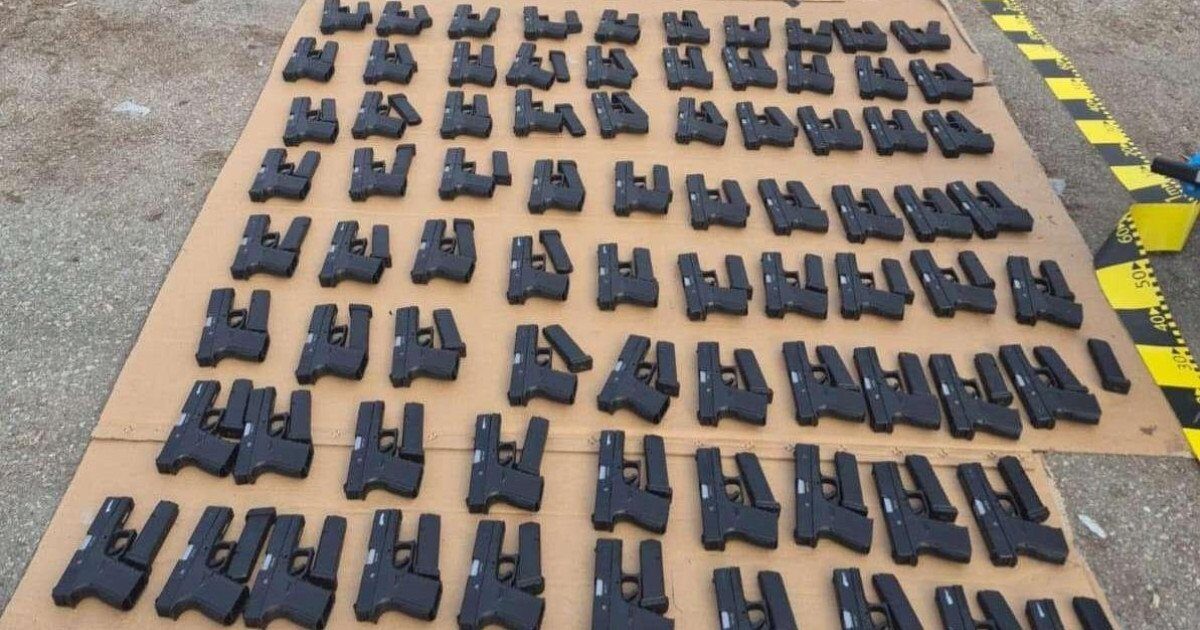 Captură-record de arme și tutun de contrabandă la Calafat Polițiștii de frontieră au descoperit, vineri, 13 martie, o captură impresionantă de arme și țigări de contrabandă într-un autocamion înmatriculat în Turcia, pe ruta Turcia-Germania