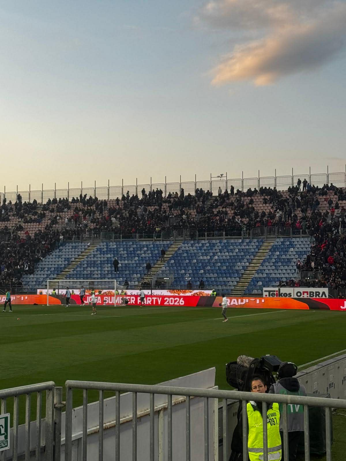 Clamoroso: suporterii Sconvolts, în protest total, părăsesc stadionul în timpul meciului Cagliari-Napoli, iar echipa o începe cu un gol anulat rapid Un spectacol aproape neverosimil s-a desfășurat la un meci de tradiție din Serie A, unde tensiunea și protestele suporterilor s-au transformat într-un eveniment care va rămâne în amintirile celor prezenți