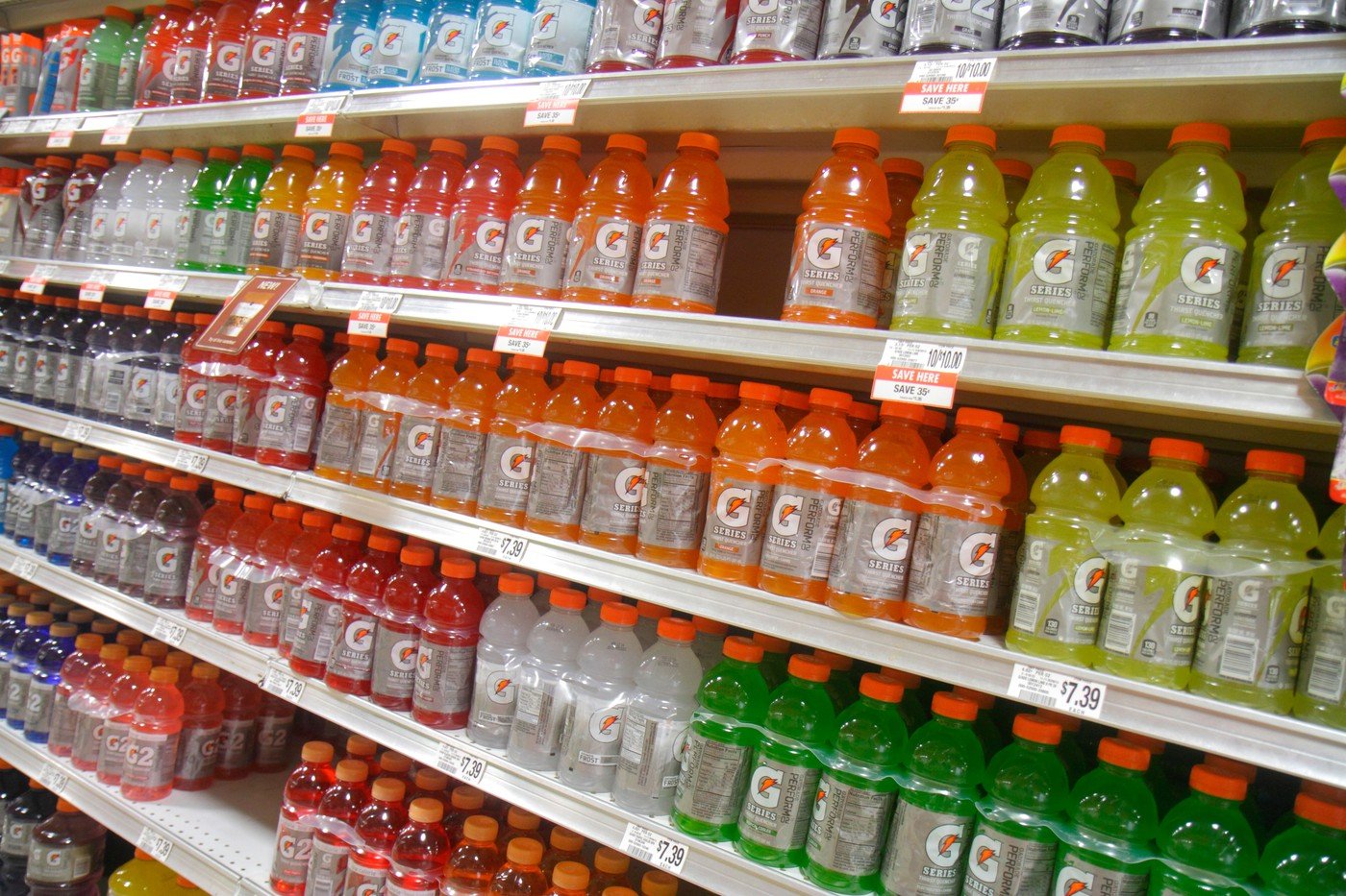 De ce capacele sticlelor de apă diferă de cele ale sucurilor? Un detaliu aparent minor, dar esențial pentru siguranță și funcționalitate, dezvăluie un design meticulos adaptat necesităților fiecărui tip de produs