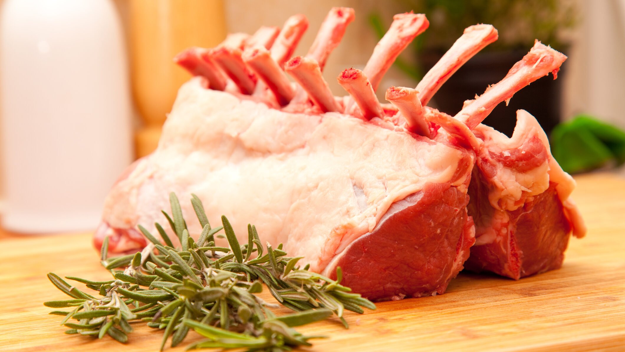 Cât costă carnea de miel în 2026? În plină pregătire pentru luna Paștelui, românii se confruntă cu o creștere semnificativă a prețurilor la carne, trend ce pare să se mențină și în acest an