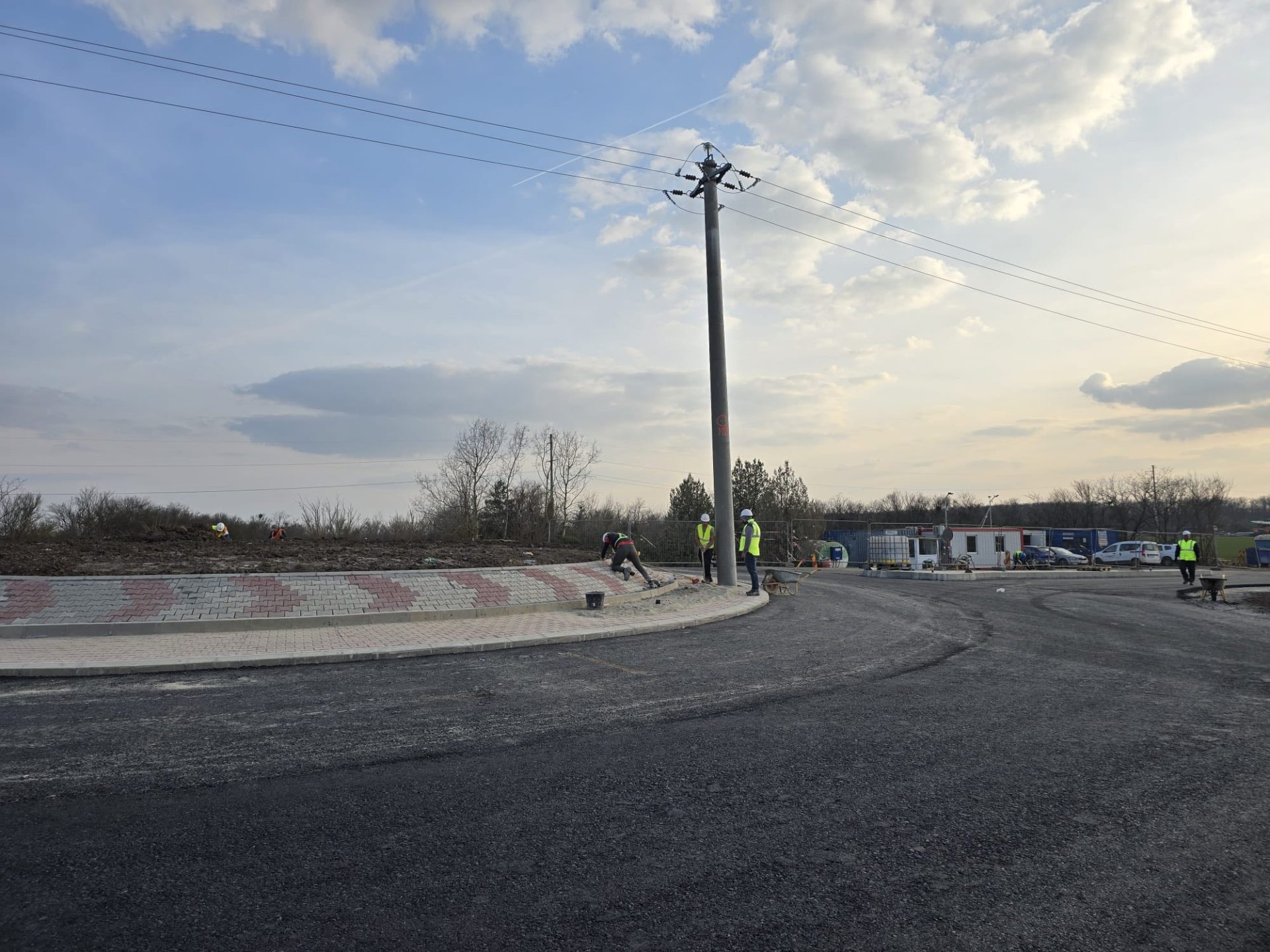 Primul strat de asfalt a fost turnat pe tronsonul de aproximativ 3,3 km din Centura Brănești, marcând o etapă importantă în dezvoltarea infrastructurii rutiere din zona Ilfov