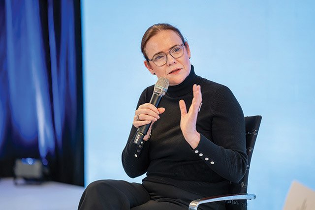 Taxarea carburantului în România: cât din prețul plătit ajunge la stat și unde se duc diferențele Prețul benzinei și motorinei în România a devenit un subiect tot mai discutat în ultimul timp, fiindcă o proporție semnificativă din suma plătită de șoferi se redistribute către bugetul de stat, prin accize și TVA, dar și în conturile companiilor petroliere