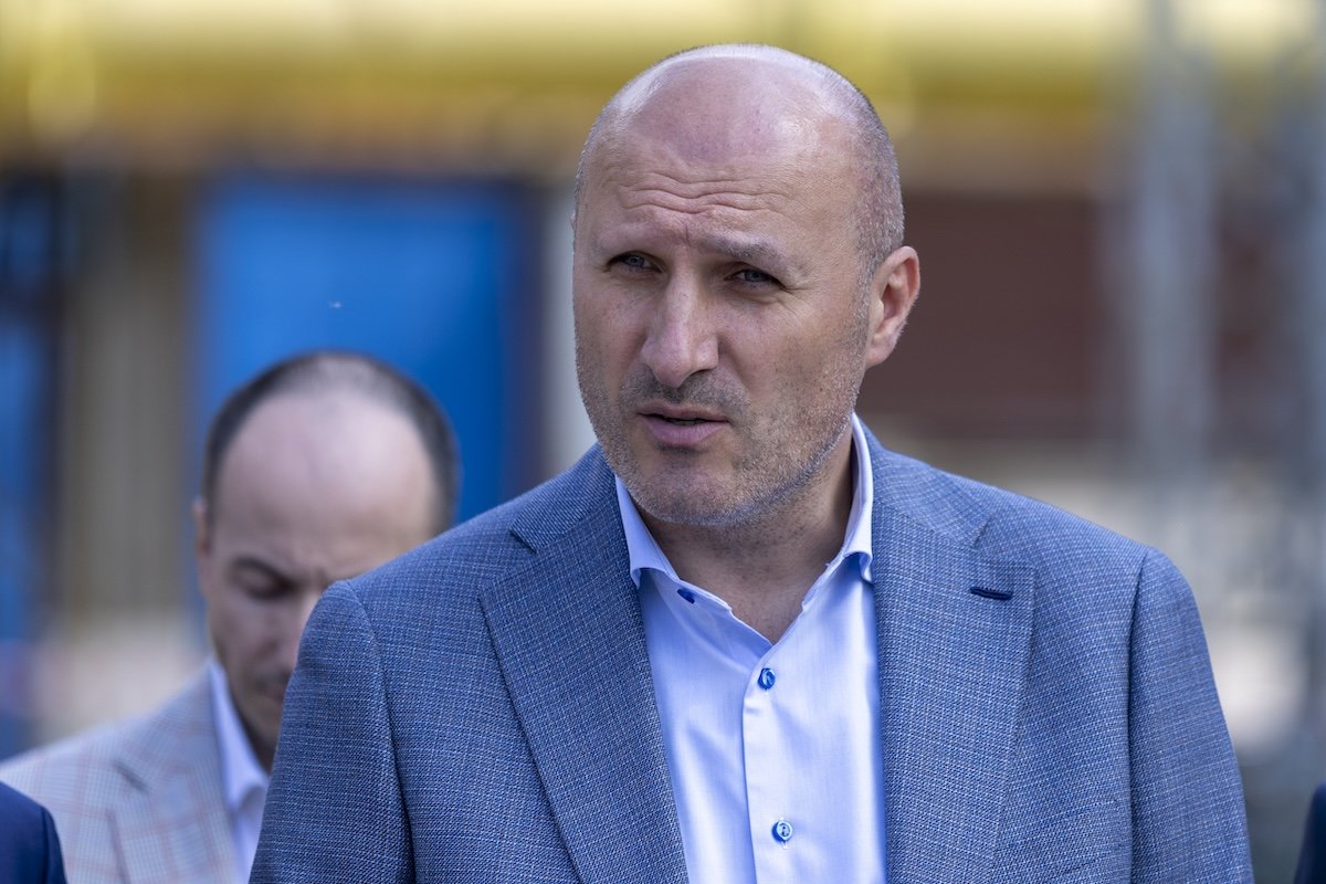 Claudiu Crețu, fostul director general al ELCEN, se poate întoarce la conducerea companiei de gaz metan, după ce instanța Tribunalului București a decis să înlăture interdicțiile impuse în cadrul urmăririi penale în care este acuzat de luare de mită