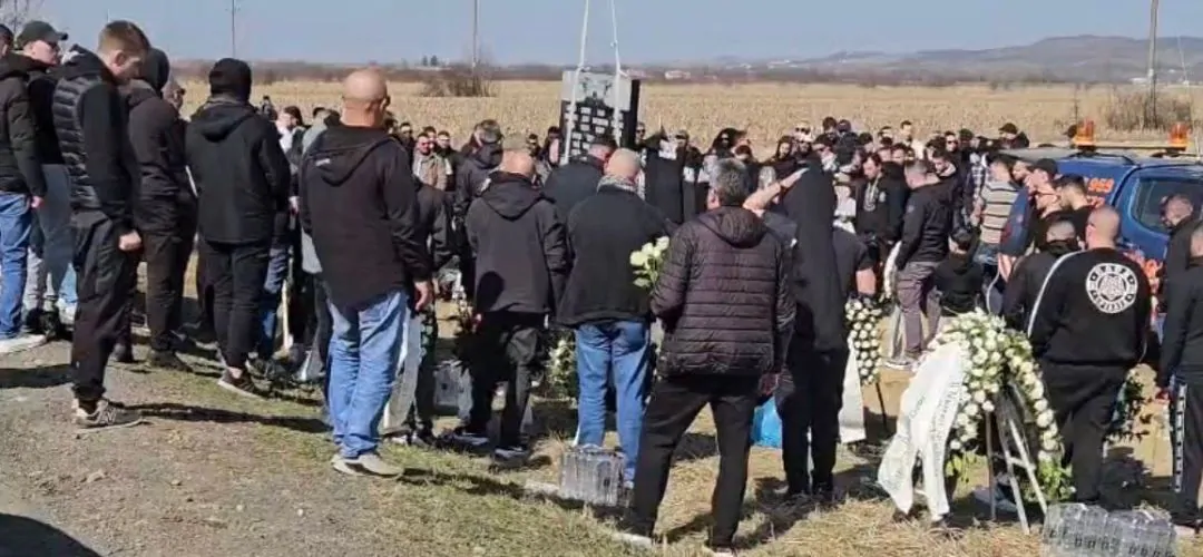 Moment emoționant la Timișoara: suporteri greci și români aduc omagiu victimelor accidentului tragic Sâmbătă, orașul Timișoara a fost martorul unei scene de solidaritate și respect, la câteva zile după un eveniment tragic ce a zguduit întreaga comunitate sportivă