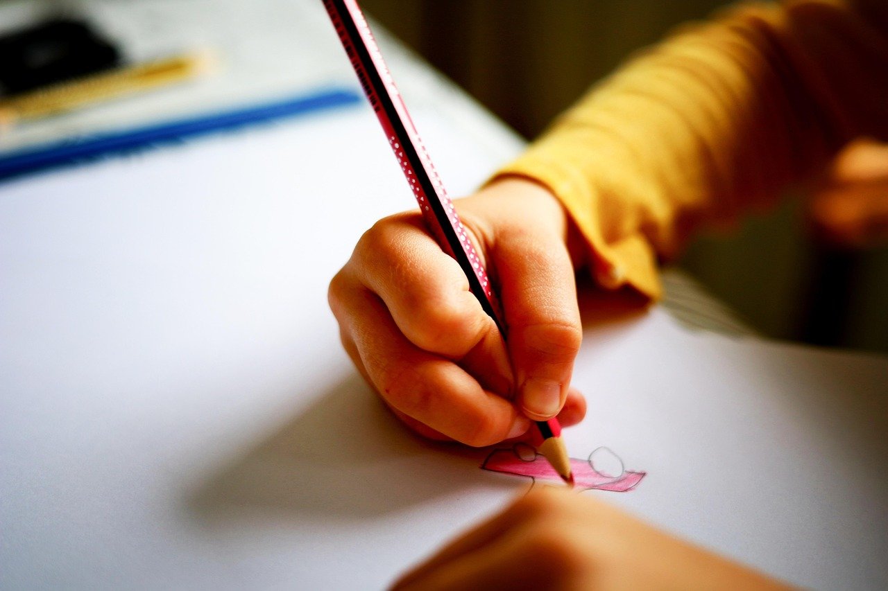 O problemă tot mai acută în rândul elevilor din București și Ilfov: postura și utilizarea tehnologiei în școală și acasă Rezultatele unui studiu recent întocmit de Asociația Kinetobebe relevă o realitate alarmantă în rândul elevilor din București și județul Ilfov: aproape jumătate dintre copii nu știu să țină telefonul mobil în poziția corectă, ceea ce contribuie la apariția unor probleme de sănătate legate de postura defectuoasă