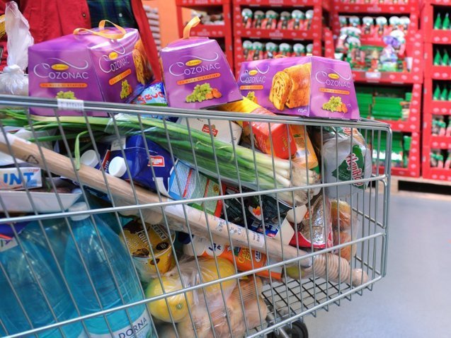 Revigorarea anemică a consumului din România: prima scădere în volum din ultimii doi ani După o perioadă de creșteri constante, consumul românesc înregistrează pentru prima dată în ultimele opt trimestre o diminuare semnificativă, semnalând o încetinire alertă a economiei naționale