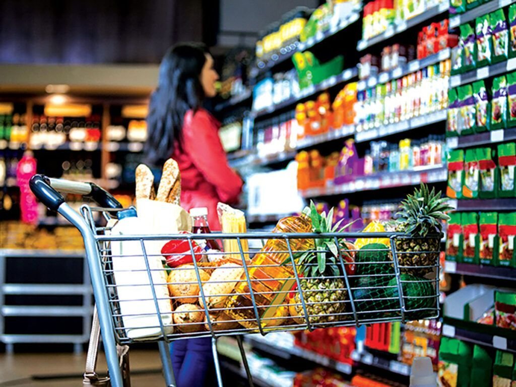 Într-un context marcat de o creștere alarmantă a prețurilor la alimente și combustibili, românii caută piețe și soluții pentru a face economie