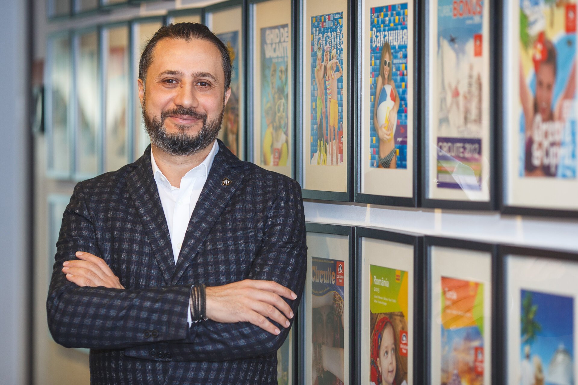 Românii blocați în Emiratele Arabe Unite se întorc acasă pe zboruri speciale organizate de agenția Christian Tour După zile de incertitudine și nesiguranță, 369 de români aflați în Emiratele Arabe Unite au fost repatriați oficial în această seară, într-un efort comun al autorităților române și al agenției de turism Christian Tour