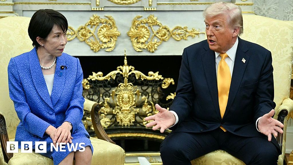 Trump își justifică acțiunile din Orientul Mijlociu printr-un gest controversat: comparație cu Pearl Harbor La scurt timp după recentele tensiuni înregistrate în Orientul Mijlociu, președintele american Donald Trump a stârnit noi controverse, făcând o declarație surprinzătoare în timpul unei întâlniri cu prim-ministrul japonez Sanae Takaichi la Casa Albă