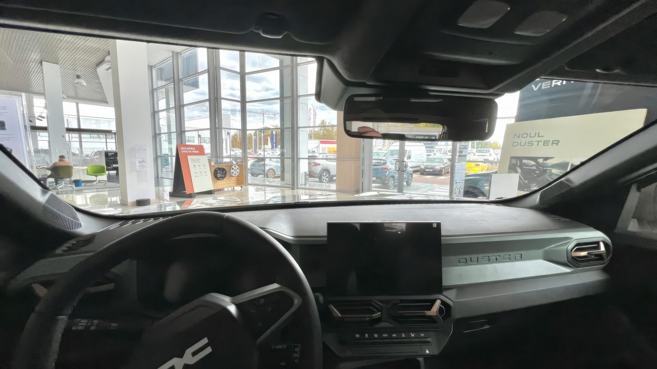 Dacia Duster în 2026: Cum să maximizezi valoarea de revânzare prin alegerea pachetelor de echipare Cumpărătorii de Dacia Duster sunt tot mai interesați de modul în care alegerile legate de echipare influențează valoarea de revânzare a mașinii