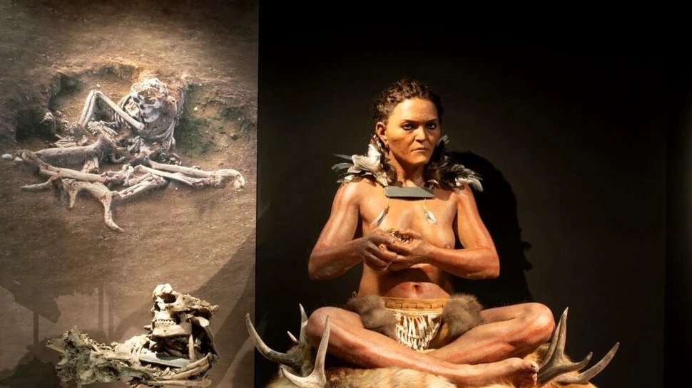 O descoperire îndelung așteptată a zguduit recent lumea arheologică din Europa, dezvăluind detalii surprinzătoare despre practicile funerare ale oamenilor din Epoca de Piatră