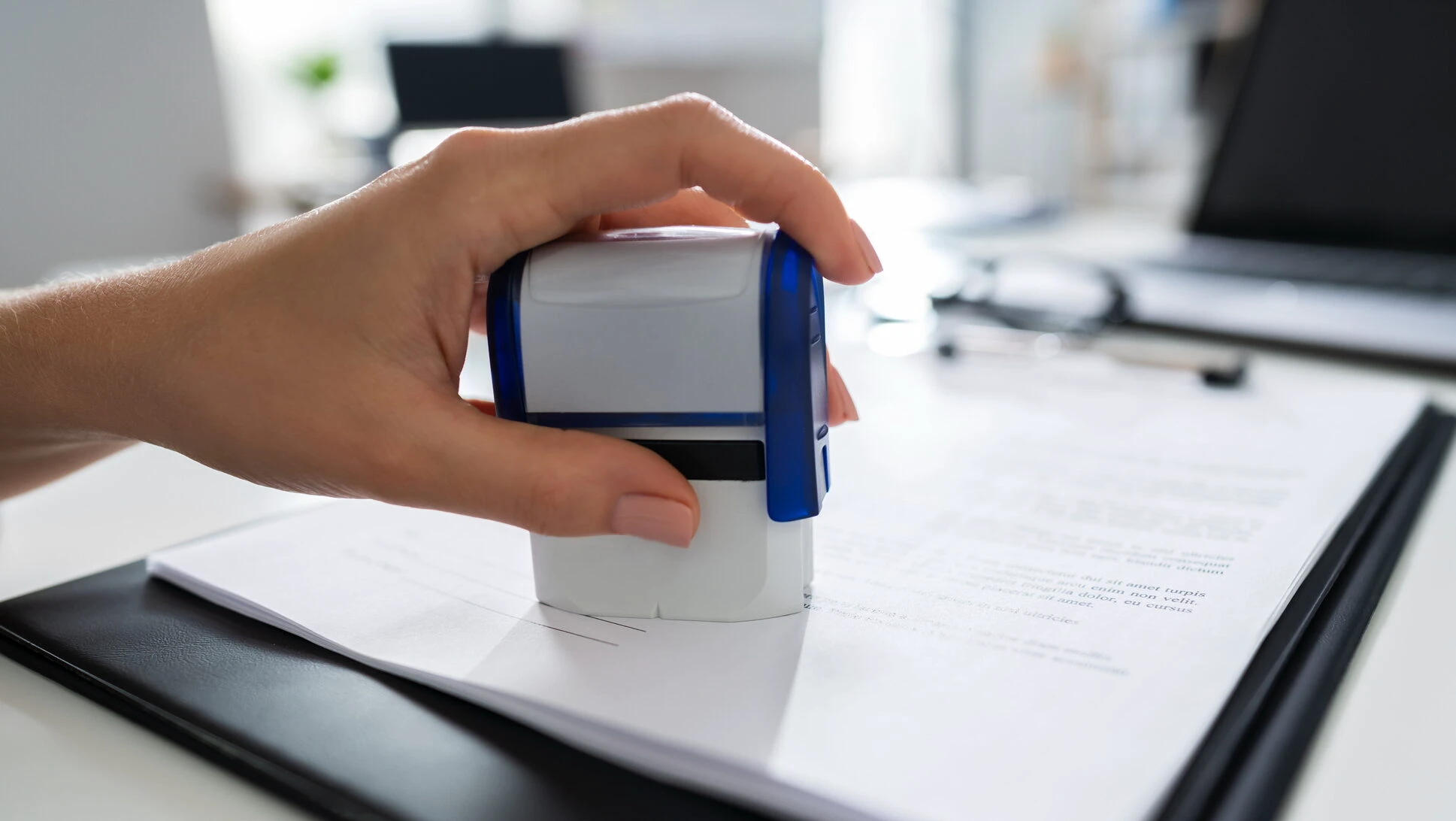 Controlele administrative în România: Instrument de transparență și responsabilitate În peisajul administrativ românesc, raportul de control reprezintă un instrument esențial pentru asigurarea legalității și transparenței activităților autorităților publice și ale instituțiilor de control