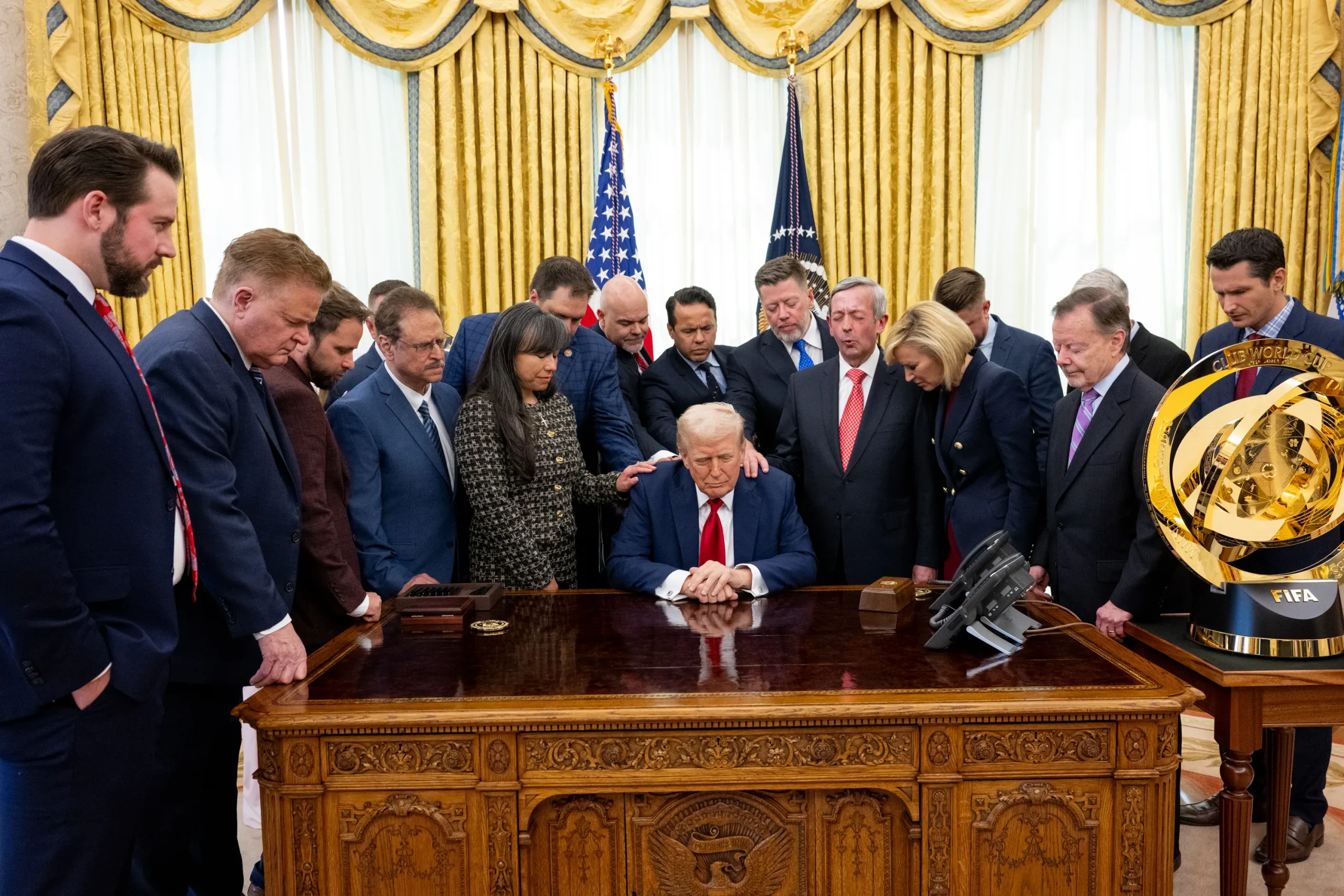 O scenă inedită, rar întâlnită în peisajul politic american, a avut loc recent în Biroul Oval al Casei Albe, stârnind controverse și reacții aprinse atât în mediul online, cât și în presa internațională