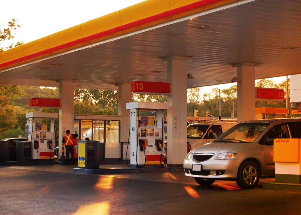 Criza energetică se adâncește: guvernul vrea să sprijine transportatorii și să analizeze reducerile fiscale pentru carburanți Situația de pe piața petrolului devine tot mai tensionată din cauza conflictului în Orientul Mijlociu, iar autoritățile române caută soluții pentru a limita impactul creșterii prețurilor la carburanți asupra consumatorilor și economiei