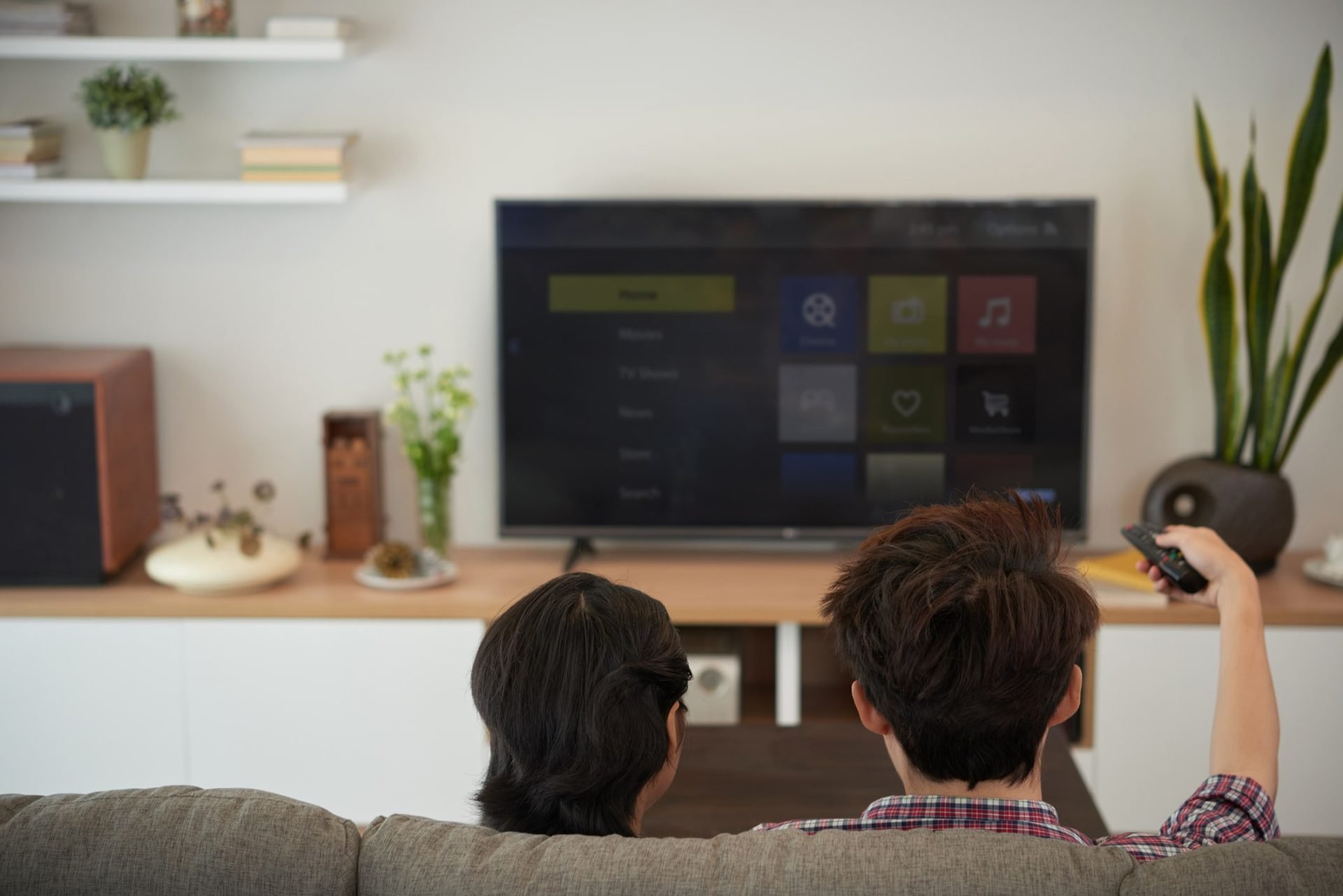 Gigantii tech primesc o replică dură din partea industriei de media europene Cele mai mari televiziuni și companii media din Europa au trimis o scrisoare oficială către Uniunea Europeană în care solicită reglementări dure asupra televizoarelor inteligente și asistenților vocali dezvoltați de giganții Google, Amazon, Apple și Samsung