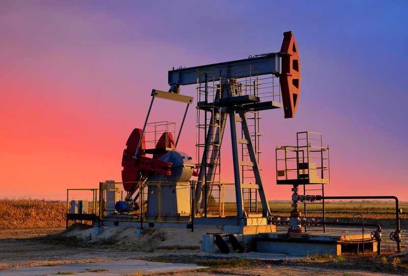 Prețurile globale ale petrolului au înregistrat creșteri semnificative luni dimineață, pe fondul escaladării conflictului din Orientul Mijlociu