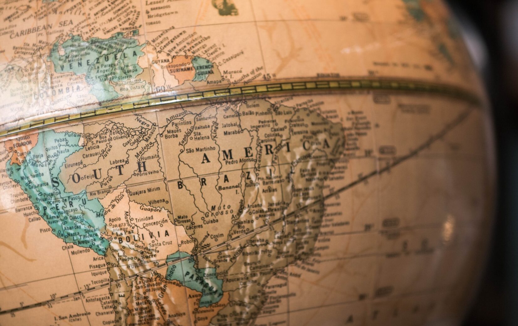 Statele Unite și Ecuador intensifică colaborarea pentru combaterea traficului de droguri în Caraibe și Pacific Un pas semnificativ în lupta împotriva criminalității transnaționale a fost anunțat recent, când comandamentul militar american responsabil pentru operațiuni împotriva navelor suspectate de contrabandă cu droguri în regiunea Caraibelor și Pacificul de Sud a confirmat lansarea unor misiuni comune cu autoritățile din Ecuador