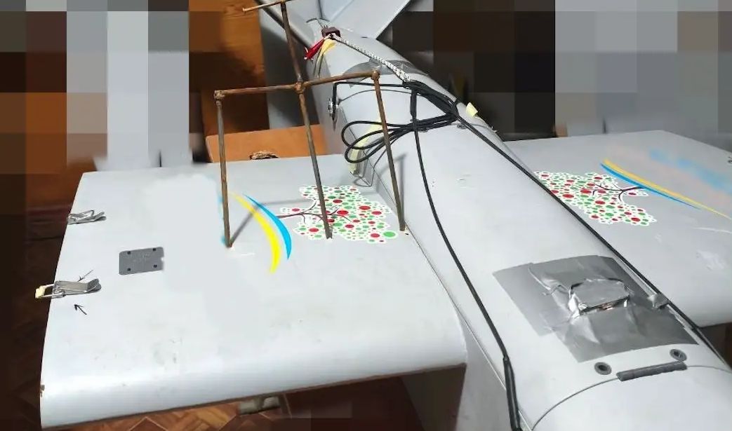 O dronă ucraineană de tip Backfire s-a întors dintr-o misiune de atac cu o surpriză ciudată în fuselaj: un proiectil rudimentar, un trident confecționat din cuie și tije de oțel, o descoperire care a stârnit îngrijorare în rândul experților în război aerian