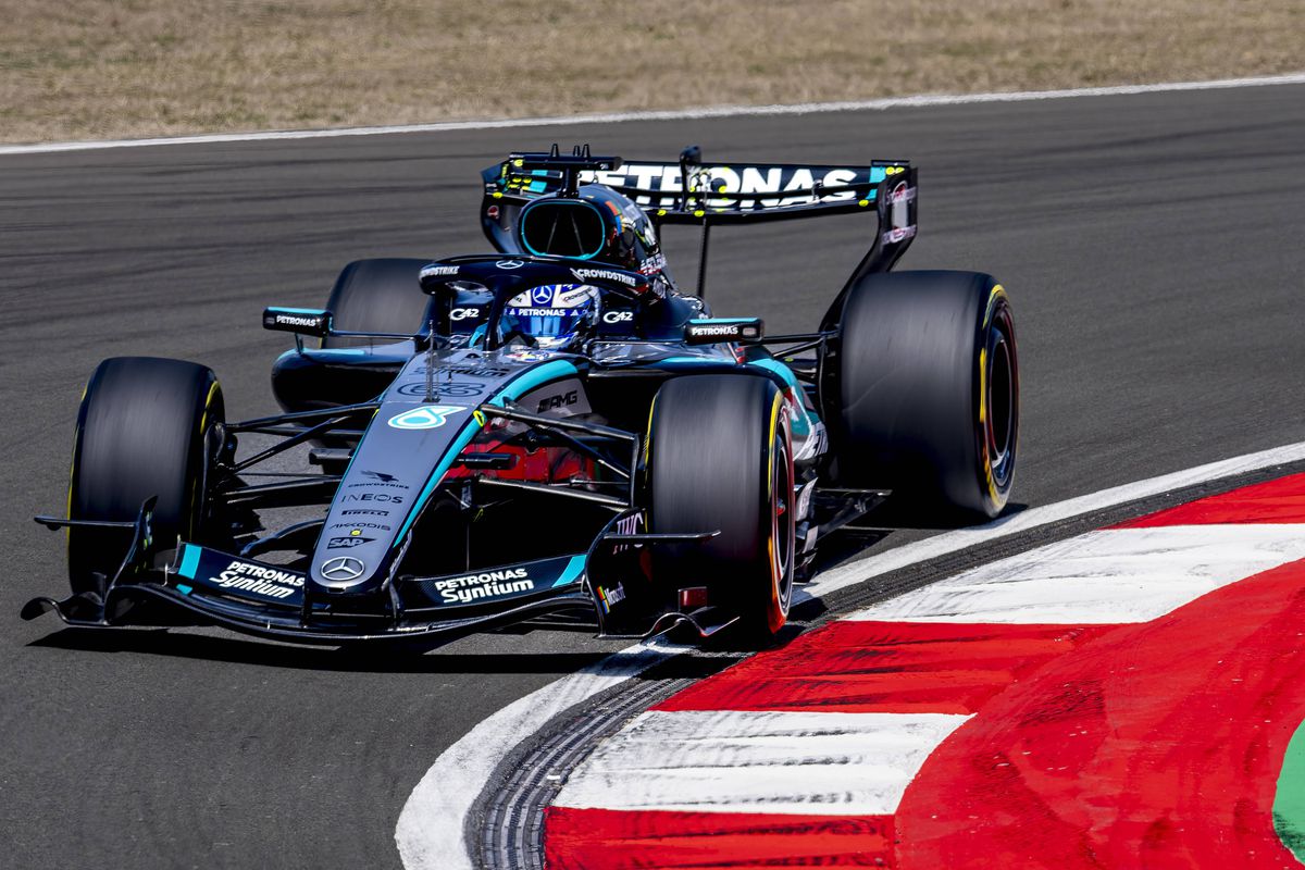 George Russell, pilotul Mercedes, a reușit să obțină pole position în cursa de Sprint din China, un rezultat care întărește supremația formației germane în startul sezonului 2026