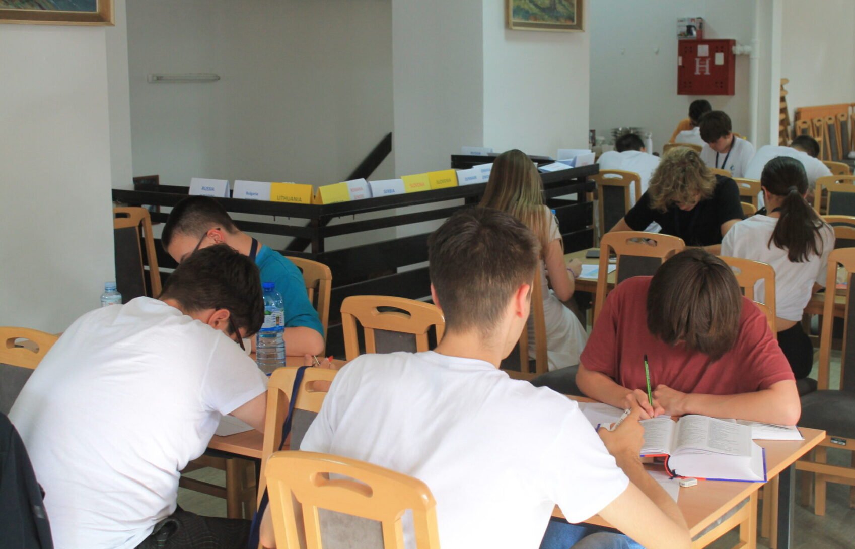 Presiuni excesive în școala românească: sindicaliștii avertizează asupra tentativelor de coerciție în rândul profesorilor O problemă majoră persistă în sistemul educațional din România, chiar în pragul examenelor naționale, unde tensiunile generate de presiunea exercitată asupra cadrelor didactice ridică semne de întrebare cu privire la integritatea procesului de evaluare