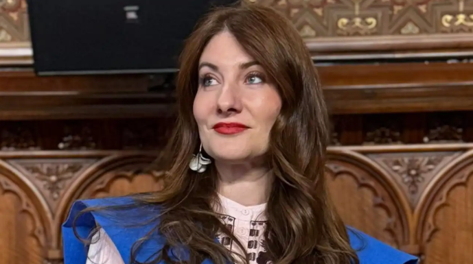 România și Spania record de succes în domeniul medical: Elena Bianca Ciobanu Selaru a devenit clar cel mai bun candidat la examenul MIR 2026 Luna martie a adus o veste neașteptată pentru comunitatea medicală internațională, dar în mod deosebit pentru cea română, când Elena Bianca Ciobanu Selaru, în vârstă de 41 de ani, a obținut cel mai mare punctaj la examenul MIR (Médico Interno Residente) din 2026 în Spania