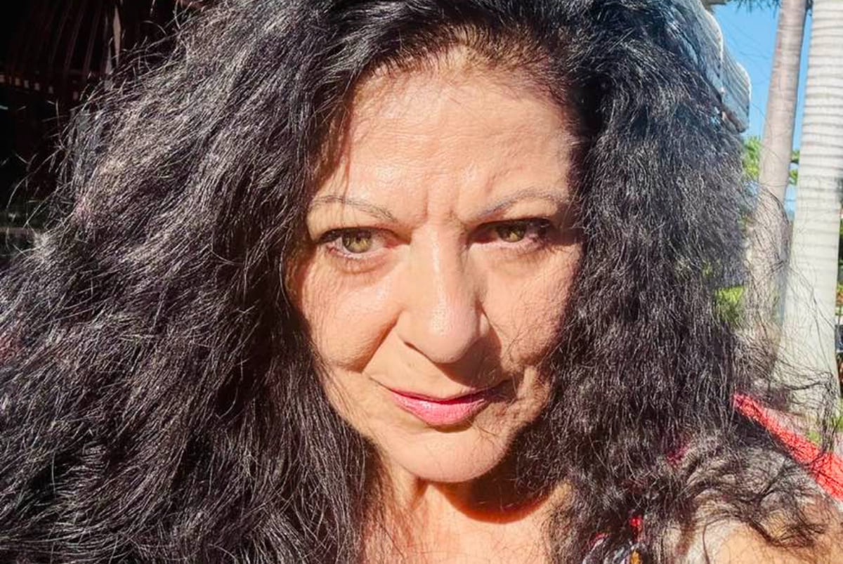 Elena Cârstea, cunoscută artistă română stabilită de ani buni în Statele Unite, a revenit recent în România, iar motivele acestei întoarceri sunt încărcate de emoție și dor de casă