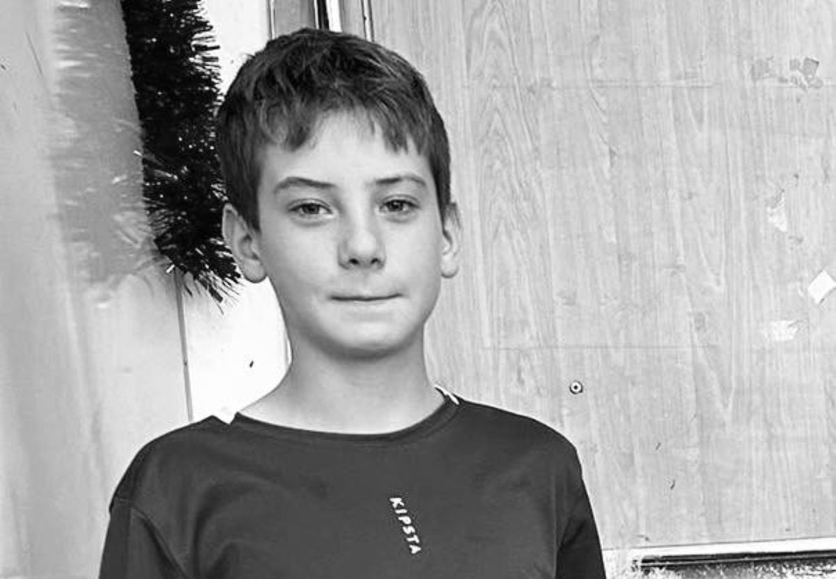 Tragedie în comunitatea din județul Botoșani: un elev de 14 ani a murit după ce a leșinat în timpul orei de sport Durere fără margini în orașul Botoșani, acolo unde comunitatea locală se află încă în stare de șoc, după tragicul eveniment care a curmat viața tânărului Dănuț, elev al unei școli din județ