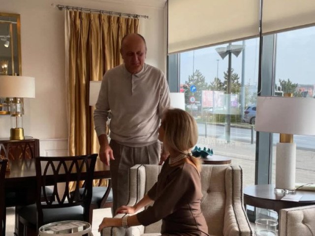 Dan Șucu face pasul neașteptat în lumea sportului și îi uluiește pe apropiați Îndrăgitul antreprenor și investitor Dan Șucu a provocat recent surprindere și entuziasm în cercurile iubitorilor de fotbal din România, când anunțul că a devenit acționar important la Rapid a fost făcut public