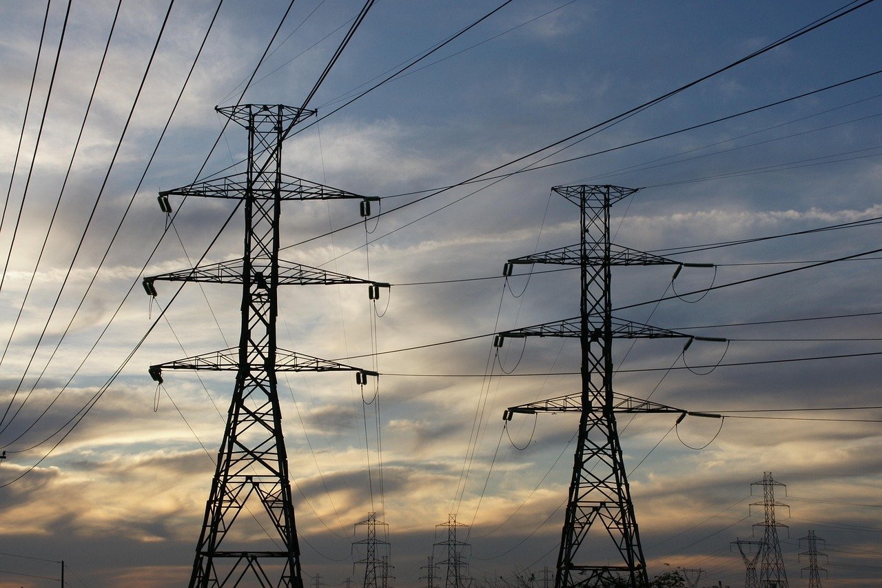 Autoritatea Națională de Reglementare în Domeniul Energiei (ANRE) a lansat vineri în dezbatere publică un proiect de ordin menit să reformeze regimul de racordare la rețelele electrice, o inițiativă menită să filtreze investițiile false și să limiteze astfel fenomenul “băieților deștepți” din industria avizelor pentru energie