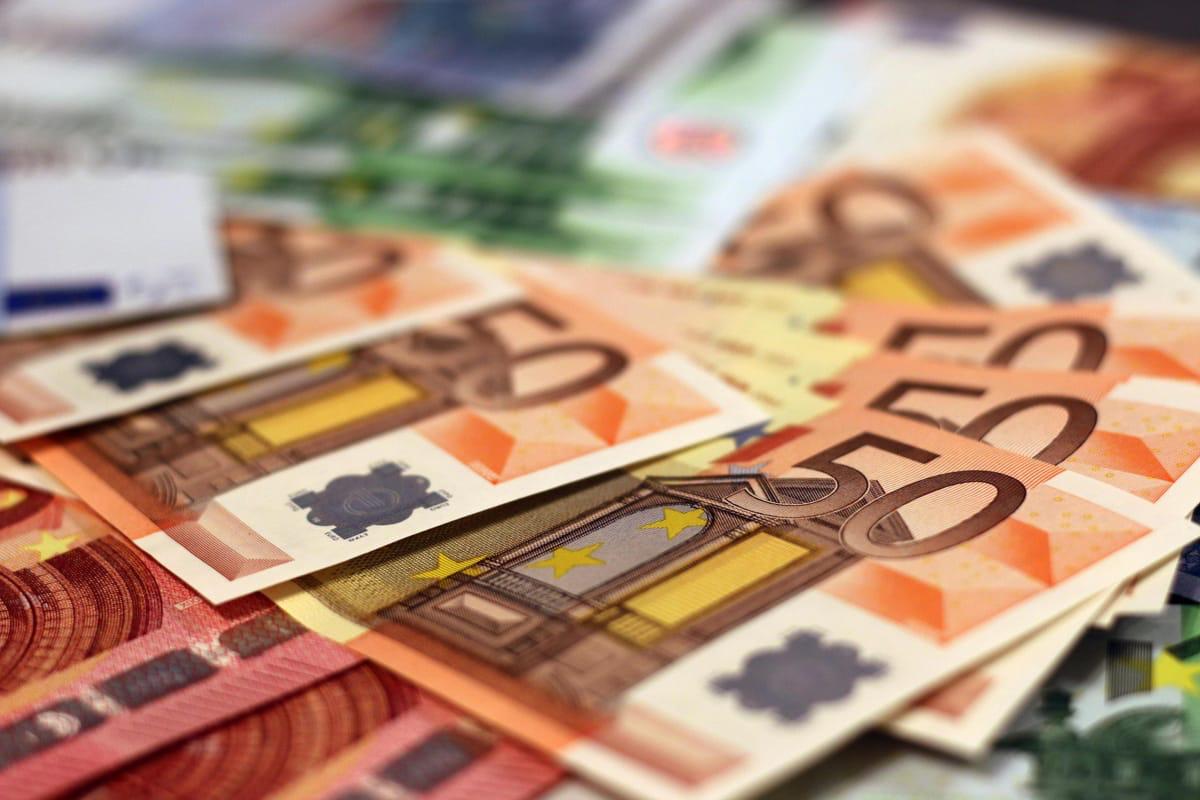 Ungaria a stârnit vineri un scandal internațional după ce autoritățile de la Budapesta au confiscat, în cadrul unor operațiuni de rutină, două vehicule blindate de transport de valori apartinand unei bănci ucrainene, în timp ce acestea tranzitau către vestul Europei