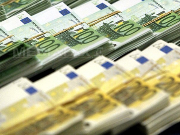 România, amenințată de o retrogradare în categoria “junk” dacă nu își menține eforturile de consolidare fiscală În aer plutește un nor de incertitudine pentru economia României, după ce agenția de rating Moody’s a lansat un avertisment sever: dacă țara nu va continua măsurile de consolidare fiscală, riscă să fie retrogradată în categoria „junk”, adică un clasament ce reflectă o percepție redusă asupra credibilității financiare a statului