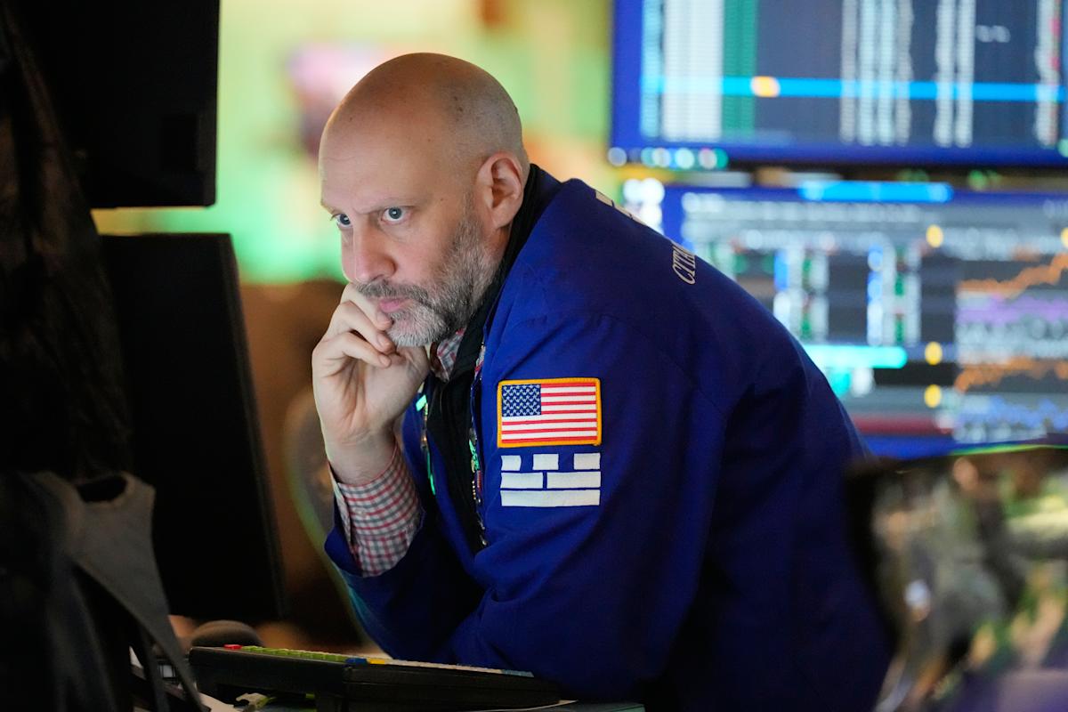 Bursa de la New York a suferit luni scăderi semnificative, într-un context tensionat generat de creșterea bruscă a prețurilor petrolului, ce a trecut de pragul de 100 de dolari pe baril