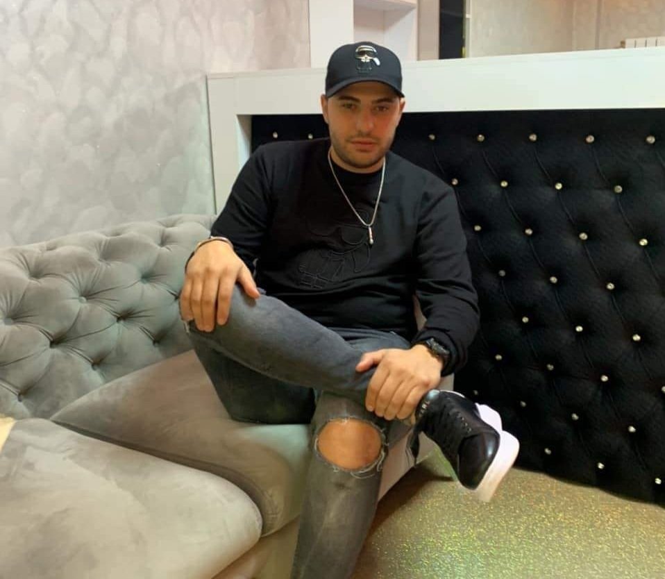 Un bărbat în vârstă de 34 de ani, din Petroșani, cunoscut și ca fiu al celebrului manelist Nicolae Guță, se află în centrul unui caz ce atrage atenția autorităților din județul Hunedoara