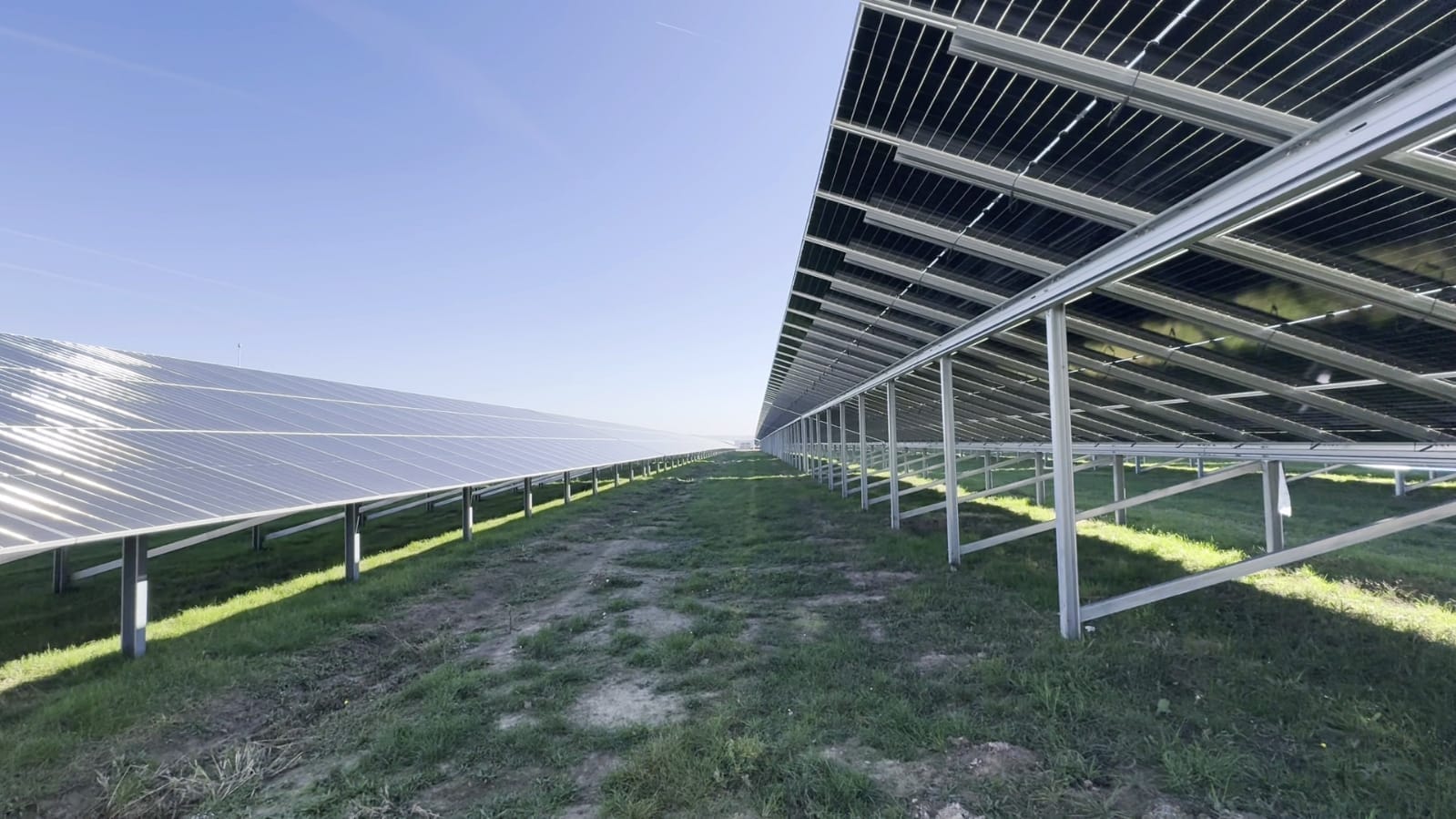 România a doborât un nou record de producție instantanee a energiei din surse fotovoltaice, în prima jumătate a zilei de vineri, când producția totală de energie electrică generată de parcurile fotovoltaice dispecerizabile a atins 2.081 MW, conform datelor transmise de Transelectrica