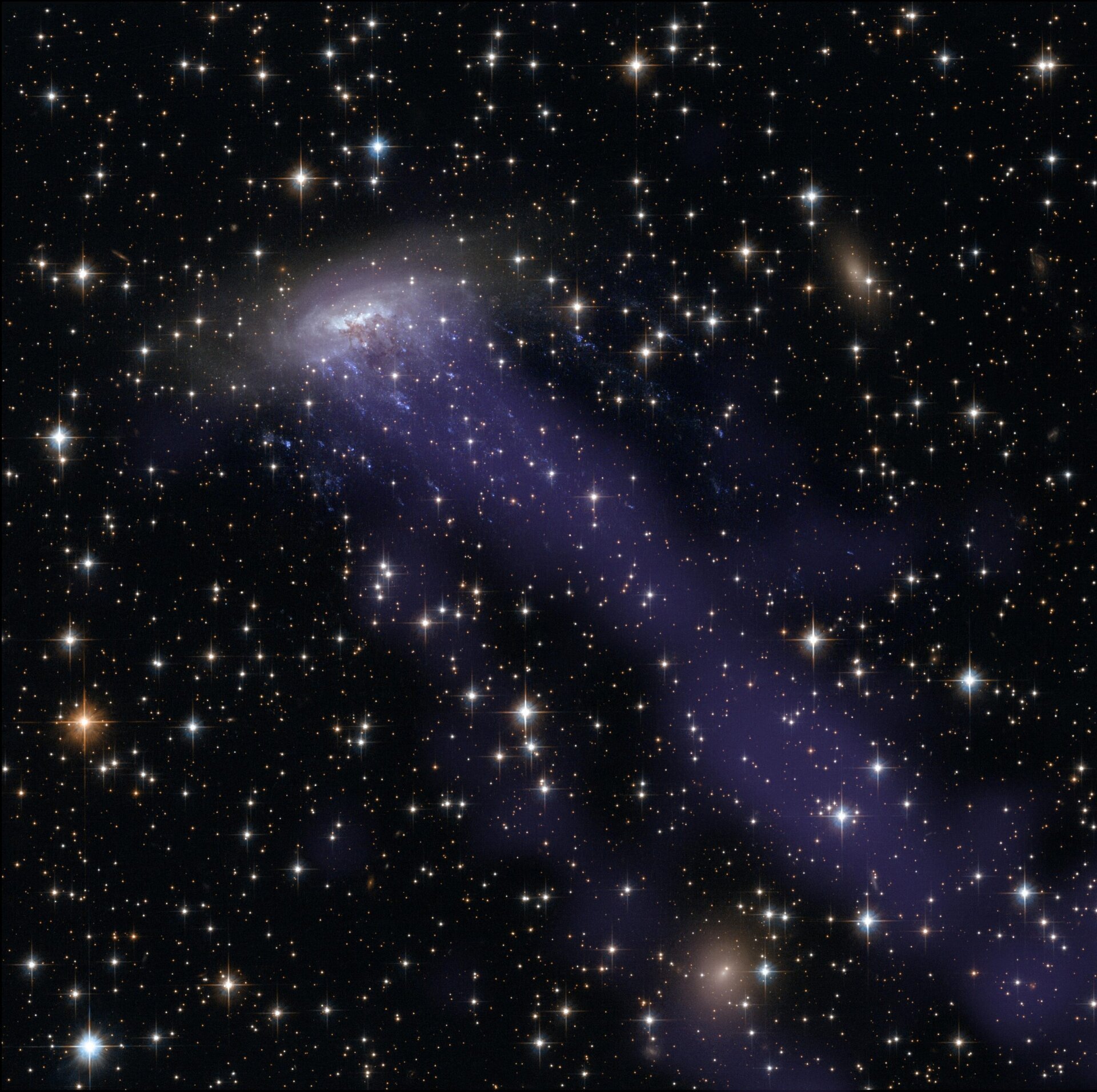 O descoperire revoluționară în astronomie a atras din nou atenția comunității globale: o echipă de cercetători de la Universitatea din Waterloo, din Canada, a identificat cea mai îndepărtată galaxie cu tentacule observată vreodată
