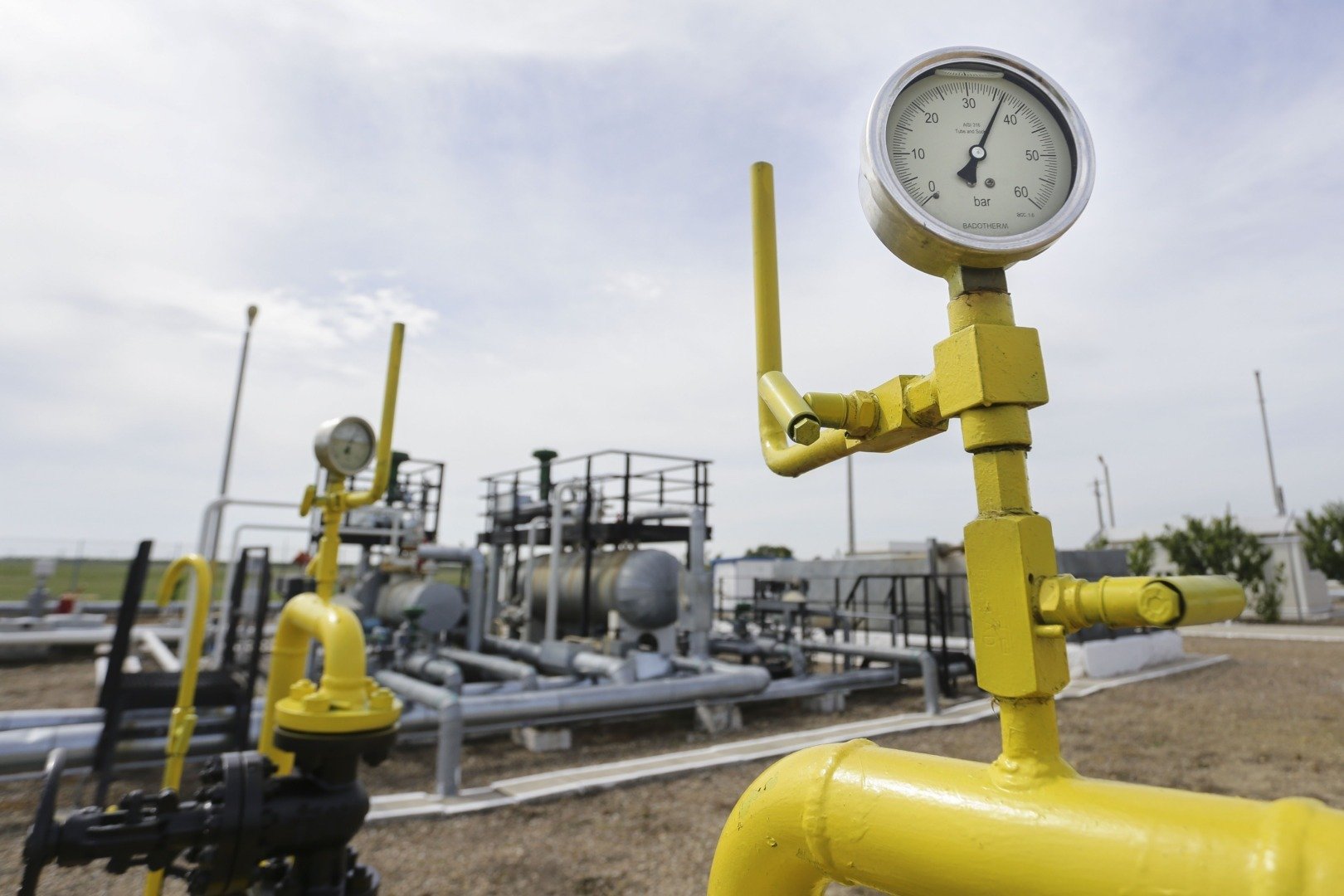 Comisia Europeană a aprobat sprijin financiar de 150 de milioane de euro pentru România, destinată dezvoltării infrastructurii de stocare a energiei electrice, marcând un pas semnificativ în eforturile țării de a-și diversifica și securiza sursele de energie în contextul tranziției energetice europene