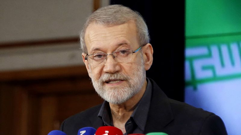 Un vas de război al Marinei Militare a Statelor Unite, despre care se crede că transportă peste 2.200 de militari din unitățile de intervenție rapidă, se apropie de zona strâmtorii Malacca, în largul Singapore, în timp ce se îndreaptă spre regiune