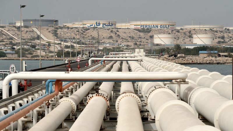 Uraganul de foc din Orientul Mijlociu: atacuri asupra insulei strategice Kharg și impactul asupra petrolului global În primele săptămâni ale confruntării violente din Orientul Mijlociu, Statele Unite și Israelul au intensificat atacurile asupra țintelor militare și energetice din Iran, însă insula Kharg a fost singura locație care a rămas aparent nevătămată până acum