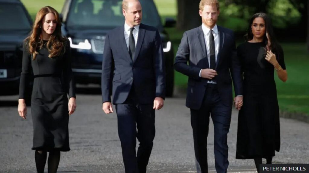 Tensiunile din familia regală britanică au început să se manifeste tot mai vizibil înainte de decizia controversată a ducelui și ducesei de Sussex, Harry și Meghan, de a se retrage din îndatoririle oficiale, în 2020