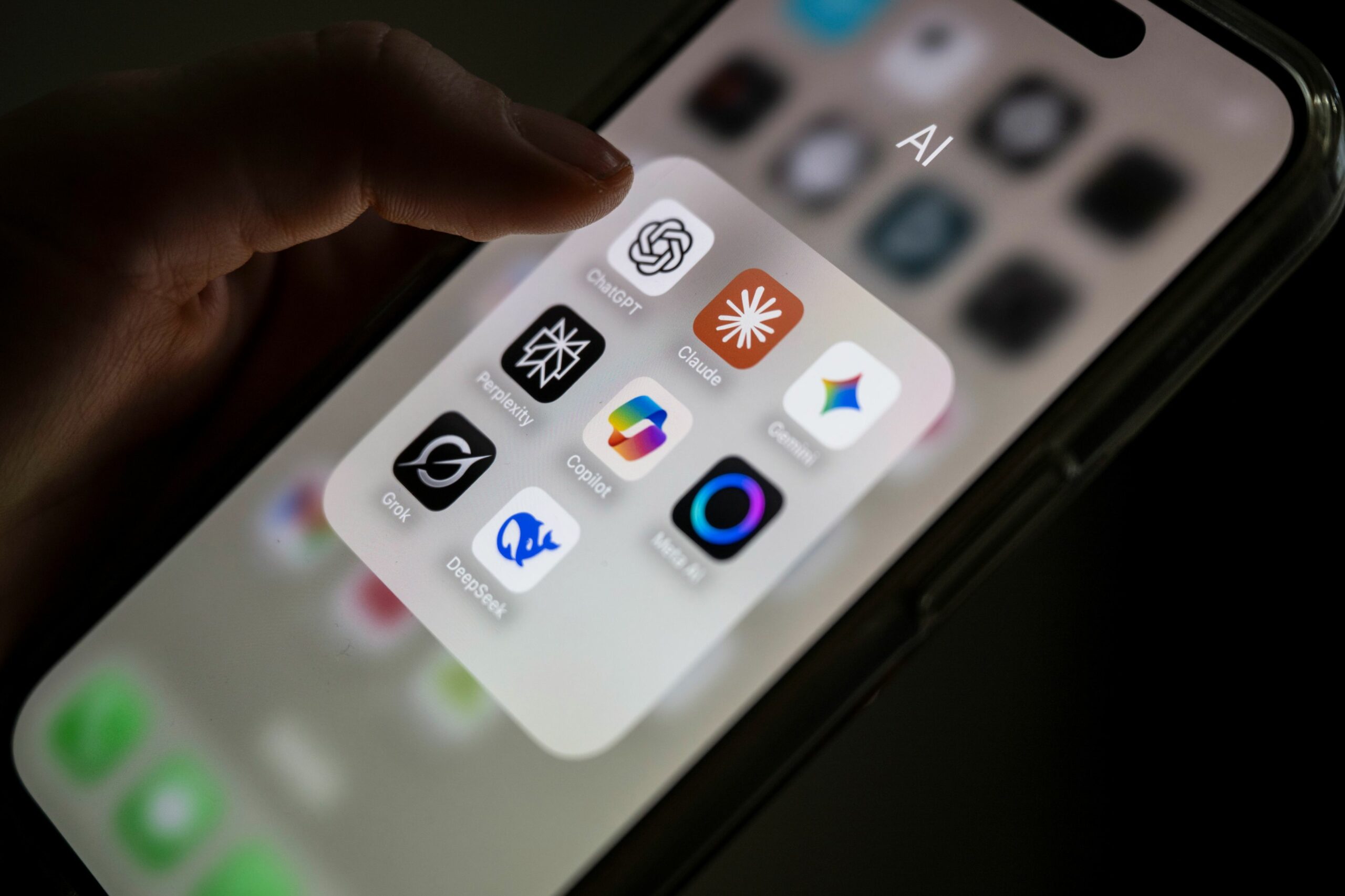 Val de critici și dezamăgire în comunitatea utilizatorilor de inteligență artificială în urma anunțului privind parteneriatul OpenAI cu Departamentul Apărării al SUA