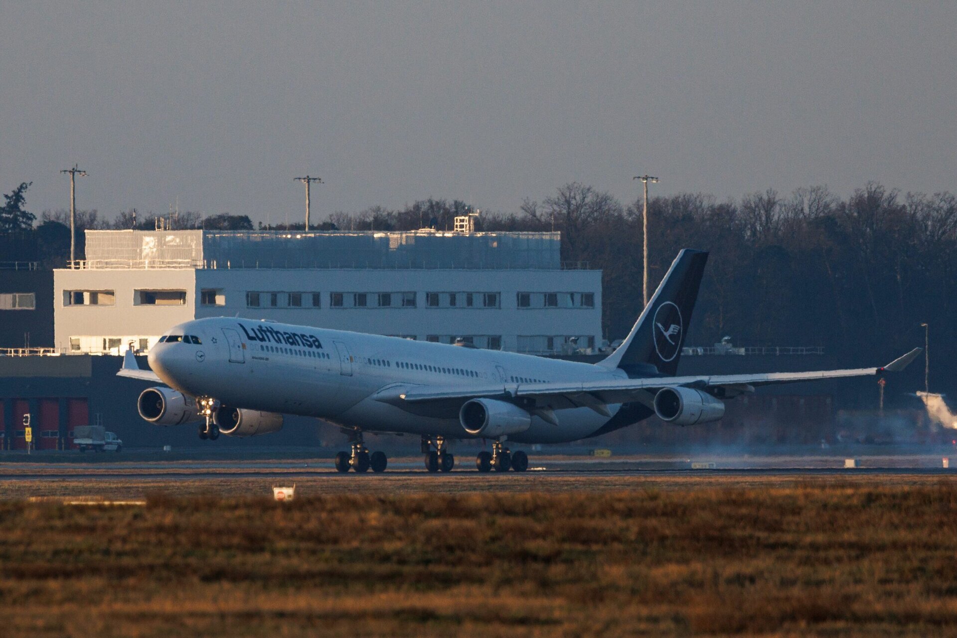 Zborul de repatriere din Emiratele Arabe Unite, întrerupt de tiruri de rachete, evidențiază tensiunile crescânde din Orientul Mijlociu Un zbor charter organizat de guvernul francez pentru a aduce înapoi cetățeni francezi din Emiratele Arabe Unite a fost nevoit să se întoarcă joi, din cauza tirurilor de rachete în zonă