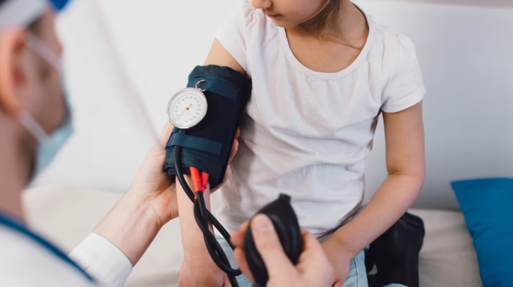 Riscul crescut de hipertensiune și boli cardiovasculare pentru persoanele cu insomnie și apnee în somn Un studiu amplu realizat de echipa de cercetare de la Yale School of Medicine aduce în prim-plan legătura alarmantă dintre tulburările de somn și riscul de a dezvolta hipertensiune arterială și boli cardiovasculare