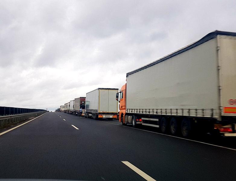 Transportatorii români cer reduceri la carburant pentru a face față scumpirilor și pentru a sprijini redresarea economică a sectorului Asociațiile din domeniul transporturilor din România au făcut un apel vehement către Guvern, solicitând reducerea semnificativă a accizelor la carburanți, o măsură menită să atenueze impactul creșterii prețurilor la motorină și benzină asupra industriei