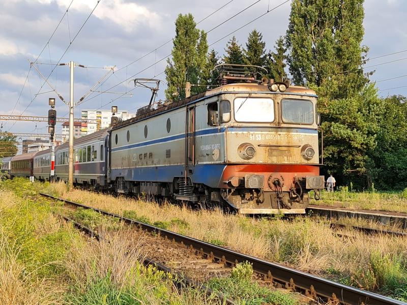 Trenul care conecta odinioară Bucureștiul de Timișoara în mai puțin de șapte ore a devenit, în ultimii treizeci de ani, simbolul declinului infrastructurii feroviare din România, transformându-se dintr-un mod rapid și eficient de deplasare într-o călătorie de peste 11 ore