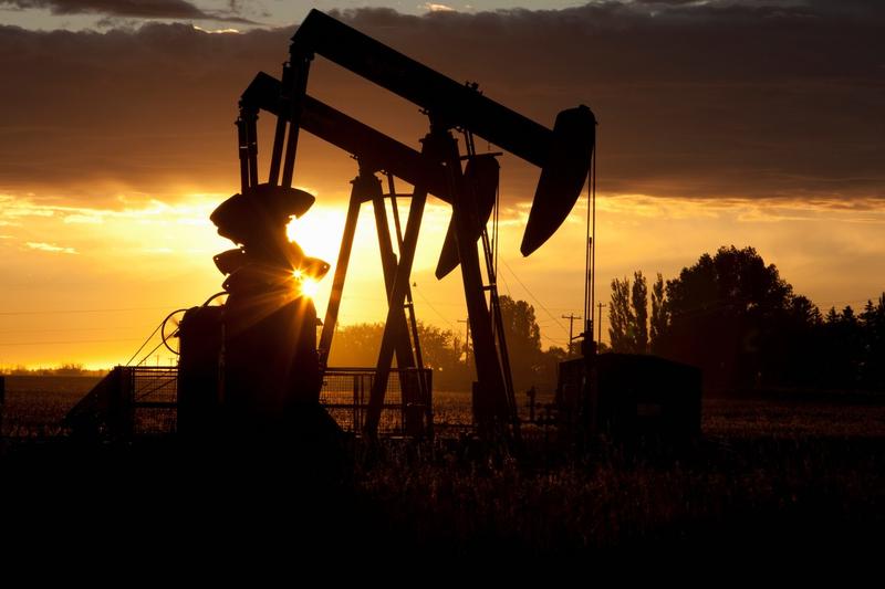 Piețele energetice au fost zguduite de o surpriză de proporții, prețul petrolului depășind luni pragul de 100 de dolari pe baril pentru prima dată în ultimii ani