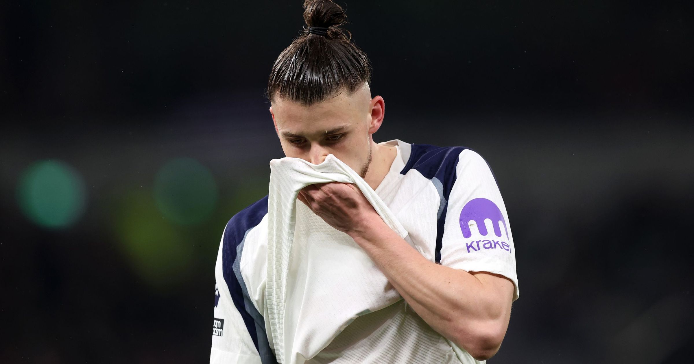 Tottenham se află în actuala confruntare cu o situație delicată, iar pe fondul acestei presiuni, Radu Drăgușin, fundașul român, se află în centrul atenției